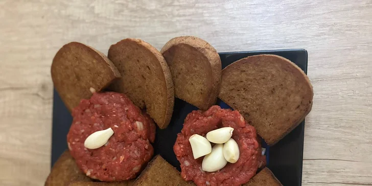 500 g tataráku z roštěnce a k němu topinek, kolik sníte