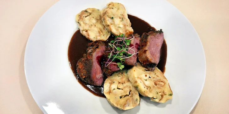 4chodové degustační menu pro dva včetně přípitku, kančí se šípkovou či telecí medailonky jako hlavní chod