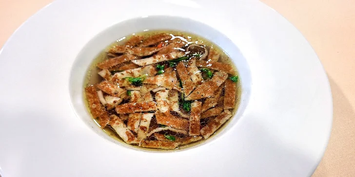 4chodové degustační menu pro dva včetně přípitku, kančí se šípkovou či telecí medailonky jako hlavní chod
