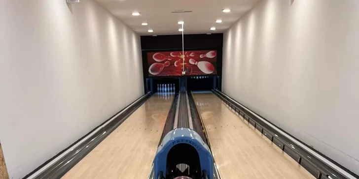 Pořádná nálož kuřecích křídel i s hranolky a hodina bowlingu až pro 8 hráčů