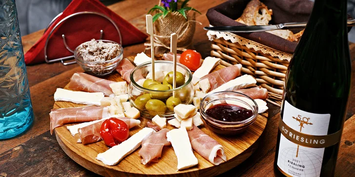 Degustace vína v Karlíně pro 1 i 2 osoby: ochutnávka 8–10 vzorků, poučený výklad someliéra i tapas