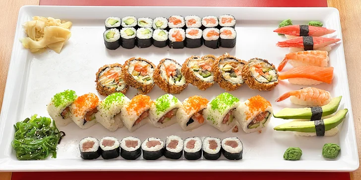 Pestrobarevné sushi sety s 35–66 ks: maki, nigiri i tempura s lososem