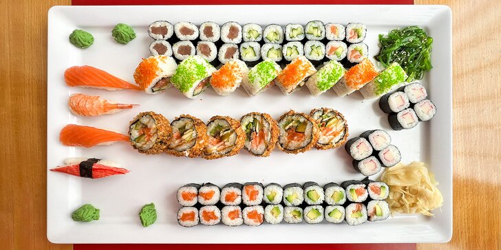 Pestrobarevné sushi sety s 35–66 ks: maki, nigiri i tempura s lososem