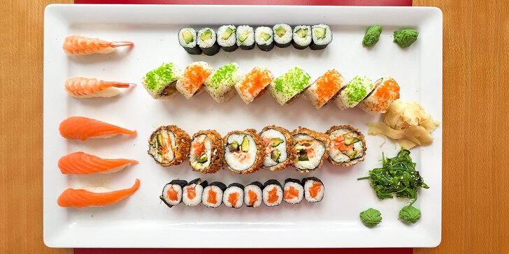Pestrobarevné sushi sety s 35–66 ks: maki, nigiri i tempura s lososem