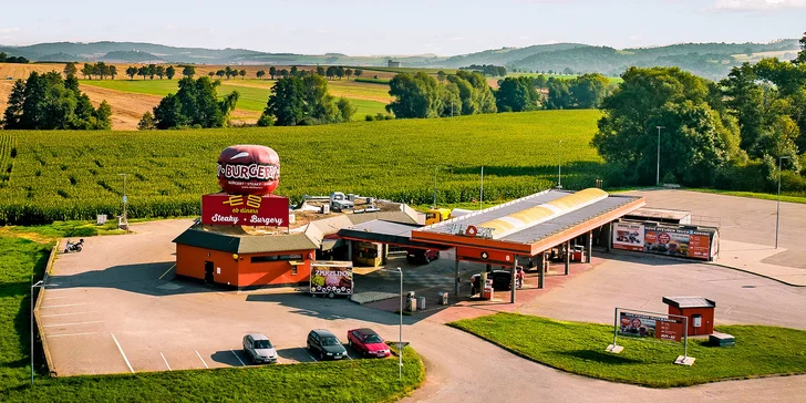 500-1 500 Kč na cokoliv v americkém dineru EB: burgery, sendviče, steaky