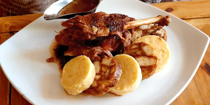 Otevřený voucher na jídlo i pití do restaurace Zlatá Štika: 250 a 500 Kč
