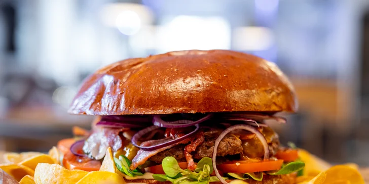 Aero menu: telecí či kuřecí burger nebo kilový mega burger s pivním setem a sorbety