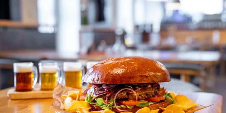 Aero menu: telecí či kuřecí burger nebo kilový mega burger s pivním setem a sorbety