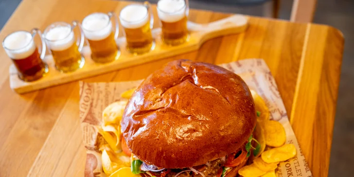 Aero menu: telecí či kuřecí burger nebo kilový mega burger s pivním setem a sorbety