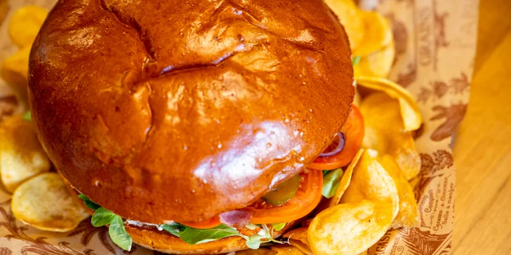 Aero menu: telecí či kuřecí burger nebo kilový mega burger s pivním setem a sorbety