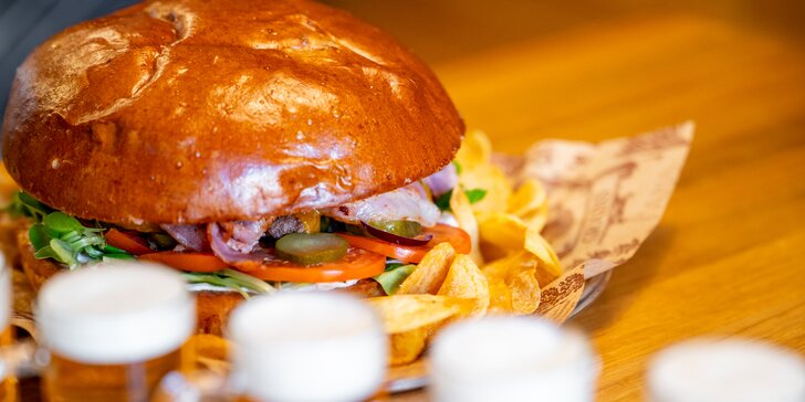 Aero menu: dva burgery či kilový mega burger s pivním setem i sorbety