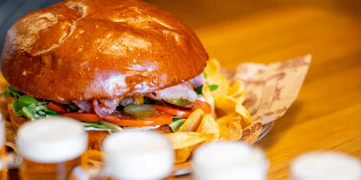Aero menu: telecí či kuřecí burger nebo kilový mega burger s pivním setem a sorbety