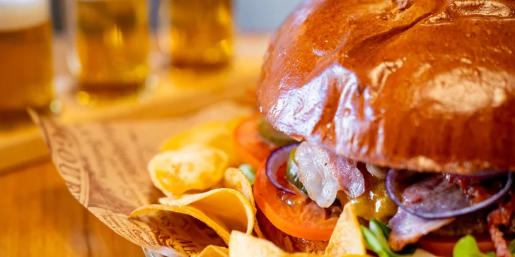 Aero menu: telecí či kuřecí burger nebo kilový mega burger s pivním setem a sorbety