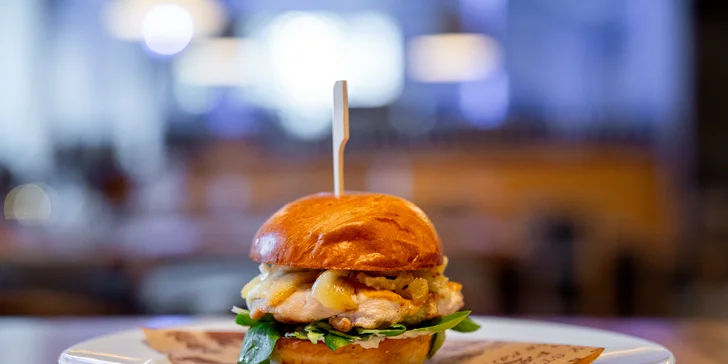Aero menu: telecí či kuřecí burger nebo kilový mega burger s pivním setem a sorbety