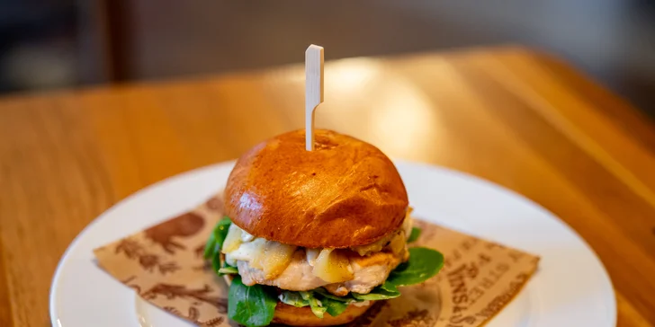 Aero menu: telecí či kuřecí burger nebo kilový mega burger s pivním setem a sorbety