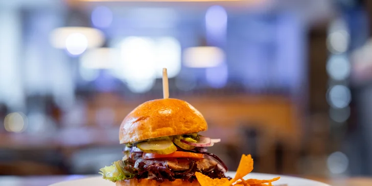 Aero menu: telecí či kuřecí burger nebo kilový mega burger s pivním setem a sorbety