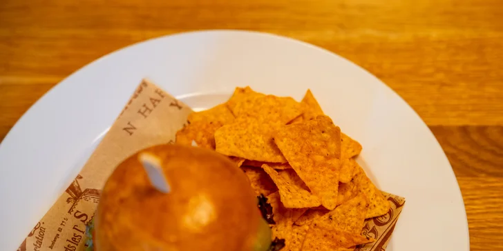 Aero menu: telecí či kuřecí burger nebo kilový mega burger s pivním setem a sorbety
