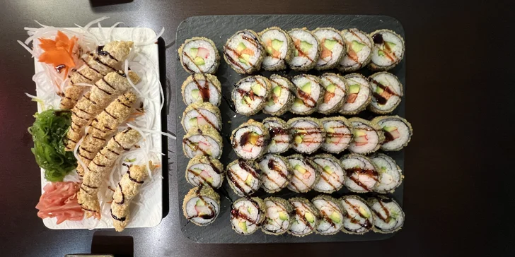 Sushi sety s lososem, avokádem i krabem či okurkou: 30–42 ks maki, nigiri a tempura
