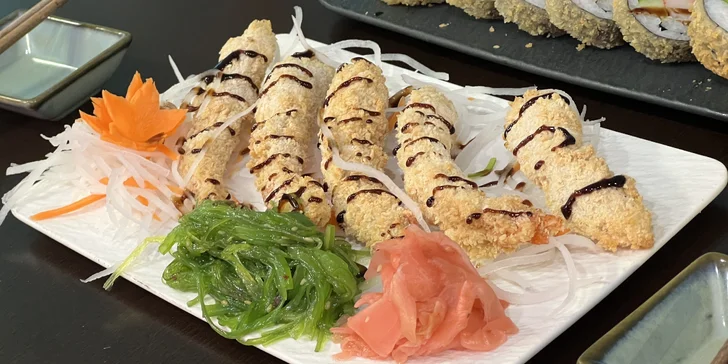 Sushi sety s lososem, avokádem i krabem či okurkou: 30–42 ks maki, nigiri a tempura