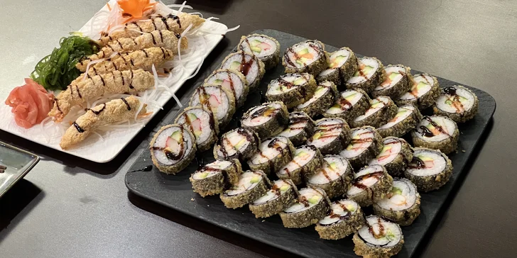 Sushi sety s lososem, avokádem i krabem či okurkou: 30–42 ks maki, nigiri a tempura