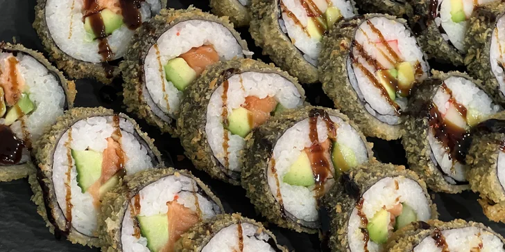 Sushi sety s lososem, avokádem i krabem či okurkou: 30–42 ks maki, nigiri a tempura