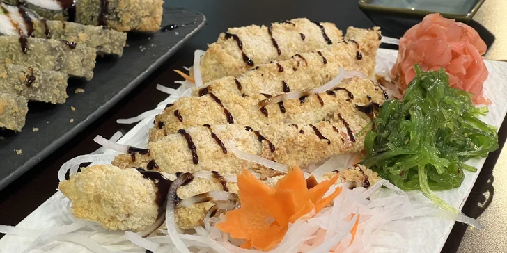 Sushi sety s lososem, avokádem i krabem či okurkou: 30–42 ks maki, nigiri a tempura