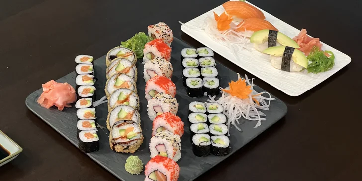 Sushi sety s lososem, avokádem i krabem či okurkou: 30–42 ks maki, nigiri a tempura