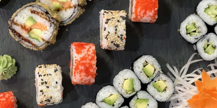Sushi sety s lososem, avokádem i krabem či okurkou: 30–42 ks maki, nigiri a tempura