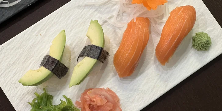 Sushi sety s lososem, avokádem i krabem či okurkou: 30–42 ks maki, nigiri a tempura