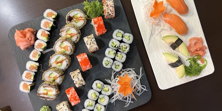 Sushi sety s lososem, avokádem i krabem či okurkou: 30–42 ks maki, nigiri a tempura