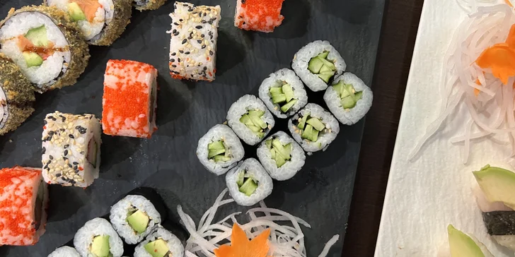 Sushi sety s lososem, avokádem i krabem či okurkou: 30–42 ks maki, nigiri a tempura