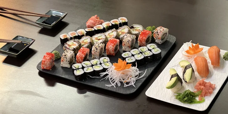 Sushi sety s lososem, avokádem i krabem či okurkou: 30–42 ks maki, nigiri a tempura