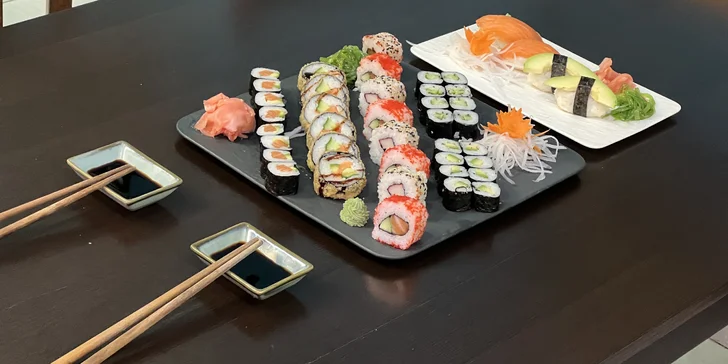 Sushi sety s lososem, avokádem i krabem či okurkou: 30–42 ks maki, nigiri a tempura