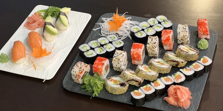 Sushi sety s lososem, avokádem i krabem či okurkou: 30–42 ks maki, nigiri a tempura