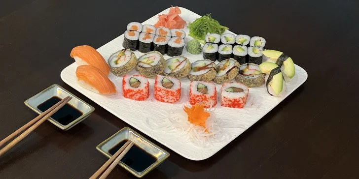 Sushi sety s lososem, avokádem i krabem či okurkou: 30–42 ks maki, nigiri a tempura