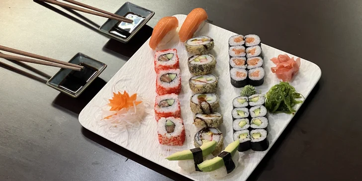 Sushi sety s lososem, avokádem i krabem či okurkou: 30–42 ks maki, nigiri a tempura