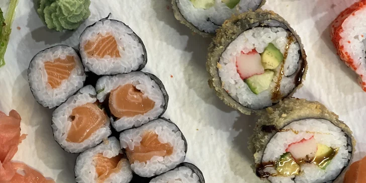 Sushi sety s lososem, avokádem i krabem či okurkou: 30–42 ks maki, nigiri a tempura