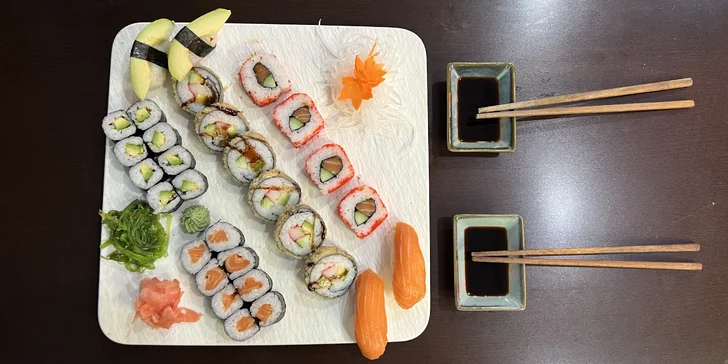 Sushi sety s lososem, avokádem i krabem či okurkou: 30–42 ks maki, nigiri a tempura