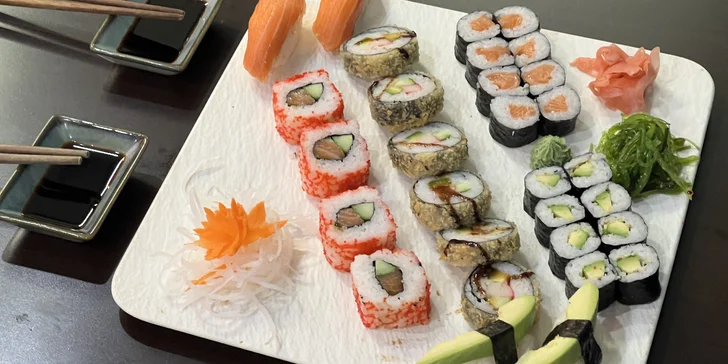 Sushi sety s lososem, avokádem i krabem či okurkou: 30–42 ks maki, nigiri a tempura