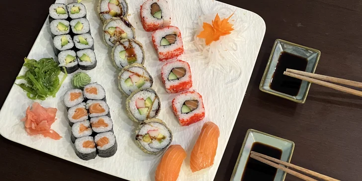 Sushi sety s lososem, avokádem i krabem či okurkou: 30–42 ks maki, nigiri a tempura