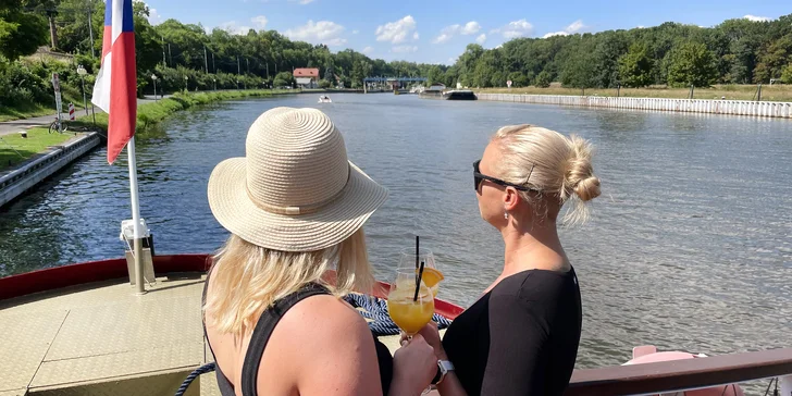 Dárkový lodní lístek na vinařskou plavbu po Labi: oběd, grilování, živá hudba, degustace 8 vín a průvodce