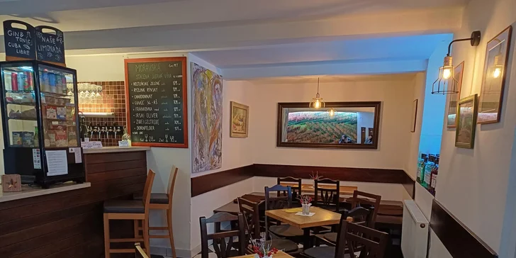 Vinotéka na Žižkově: svařák, horký nápoj, lahev nebo sklenka vína i chléb se škvarky