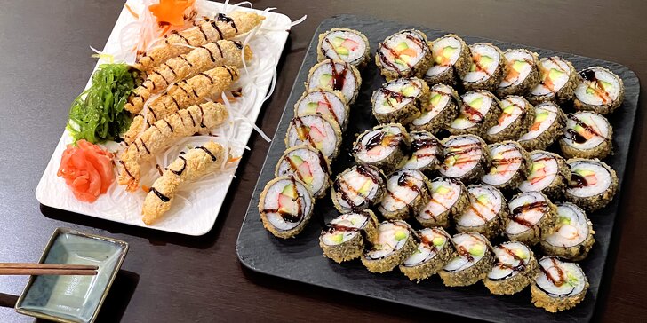 Sushi sety s lososem, avokádem i krabem či okurkou: 30–42 ks maki, nigiri a tempura