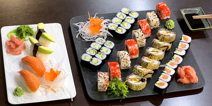 Sushi sety s lososem, avokádem i krabem či okurkou: 30–42 ks maki, nigiri a tempura