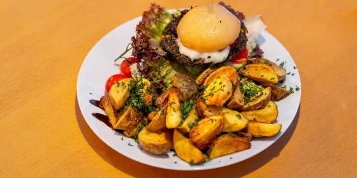 Vegan batátový, řepový i špenátový burger s hranolky a domácí limonádou