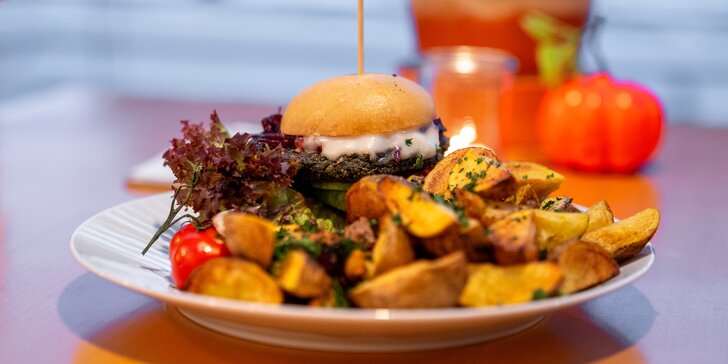 Vegan batátový, řepový i špenátový burger s hranolky a domácí limonádou