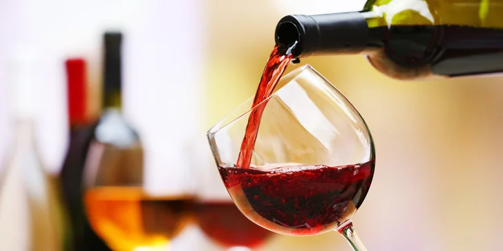 Vinotéka na Žižkově: svařák, horký nápoj, lahev nebo sklenka vína i chléb se škvarky