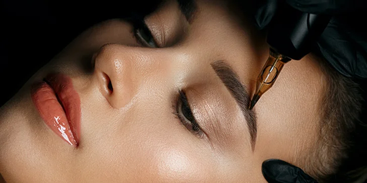 Přirozený permanentní make-up obočí pudrovou metodou nebo rtů
