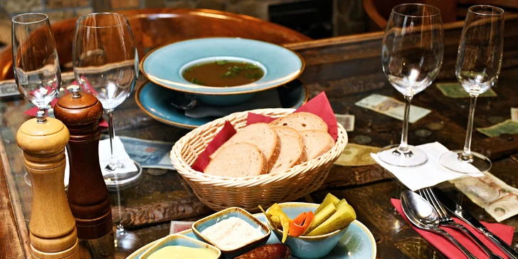 Tříchodové zvěřinové menu pro dva: přípitek, nejrůznější jelení speciality a lívance jako dezert