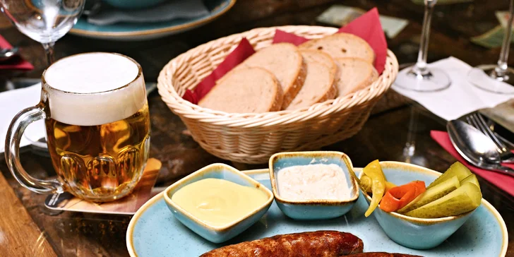 Tříchodové zvěřinové menu pro dva: přípitek, nejrůznější jelení speciality a lívance jako dezert